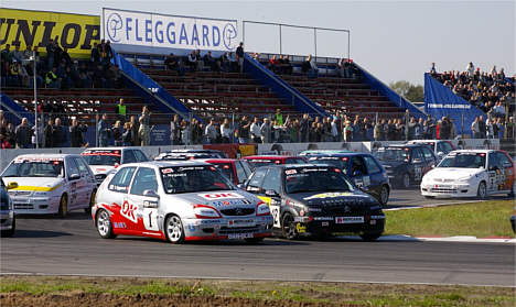 OK Saxo Cuppen giver close race med gode dyster fordi bilerne er tekniske ens - men det ensartede skal kontrolleres.
